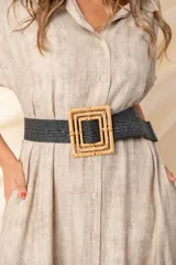 Cinto elástico color negro con hebilla cuadrada de ratán.