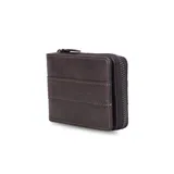 Billetera marrón oscuro de símil cuero con cierre alrededor, diseñada para organizar billetes y tarjetas. Su parte frontal cuenta con un broche y espacio adicional para tarjetas y documentos.