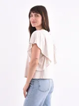 Remera blanca de mangas cortas con volados.