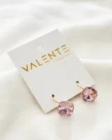 Aros colgantes con gancho dorado y dije de cristal facetado color rosa.