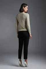 Pantalón de jean negro de corte recto, con bolsillos delanteros y traseros, y detalle de pespuntes en contraste.