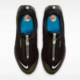 Zapatilla deportiva Nike Air Max Dn Roam, color negro y verde oliva (cargo khaki), con sistema de amortiguación Air Max visible en el talón mediante burbujas esféricas. Presenta un sistema de ajuste rápido con cordón y tanca en la parte superior.