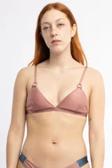Top de bikini triangular color rosa con breteles regulables y argollas metálicas. Confeccionado en tela brillante y con relleno.