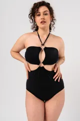 Malla entera negra con detalles de aros y breteles al cuello, diseñada para realzar la figura.