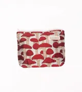 Neceser con cierre, estampado repetitivo de hongos Amanita muscaria (rojos con puntos blancos sobre fondo claro). Tiene una etiqueta cosida con el texto "A GOGO ORIGINAL".