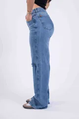Pantalón de jean celeste de corte wide leg con roturas en las rodillas.