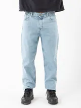 Pantalón jean celeste de corte recto.