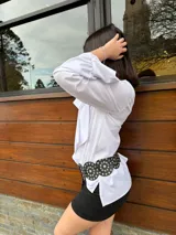 Camisa blanca de manga larga con lazo en el cuello.