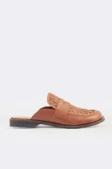 Mocasín mule de cuero negro con capellada tejida.