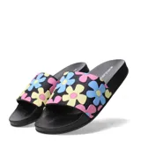 Sandalias tipo slide negras con estampado de flores en colores rosa, celeste y amarillo.