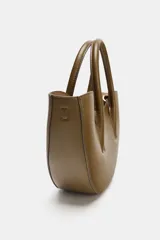 Bolso shopper de mano color marrón, con doble asa, correa extraíble y cierre imantado.