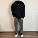 Buzo color beige de corte oversize con estampa en la espalda de botellas de vino y texto en verde.