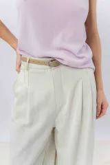 Pantalón negro de corte ancho y fluido, tiro medio con presillas para cinturón, bolsillos laterales funcionales y pinzas delanteras.