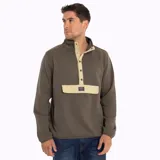 Buzo marrón con cuello alto con botones, tapeta color beige y bolsillo tipo canguro con etiqueta de la marca.