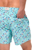Short de baño celeste con estampado de ballenas en azul y gris. Tiene cintura elástica con cordón ajustable y bolsillos laterales.