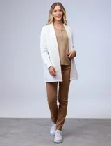 Cardigan de tejido labrado blanco con aberturas y bolsillos frontales, de largo clásico.