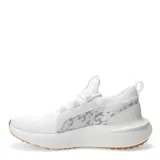 Championes Under Armour Hovr Phantom 3 SE, color blanco con detalles en celeste y suela color caramelo.