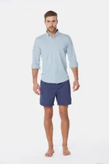 Short de baño color coral con cintura elástica y cordón ajustable.