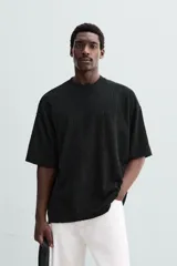 Sudadera negra de tejido con mezcla de algodón con estructura, corte relaxed fit, cuello redondo y manga corta.