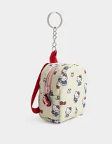 Llavero con forma de mini mochila con estampado de Hello Kitty sobre fondo a rayas amarillas y blancas. Tiene cierre rojo, tiras rojas y cadena metálica con aro para colgar.