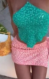 Top verde con lentejuelas, escote halter y espalda descubierta.
