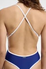 Malla enteriza azul con ribete blanco en escote, sisas y contorno de piernas.