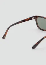 Gafas de sol con montura de pasta en diseño carey marrón y lentes oscuras. Ofrecen protección UV total con filtro categoría 3 y están confeccionadas con policarbonato reciclado.