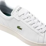 Championes Lacoste Carnaby Pro de cuero blanco con logo de cocodrilo verde bordado en el lateral y detalle en verde oscuro en el talón.