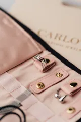 Anillo ondulado de diseño minimalista, fabricado en acero quirúrgico, resistente y hipoalergénico.