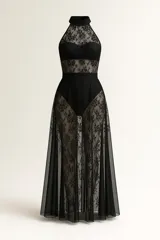 Vestido largo negro de encaje y microtul, con cuello alto y sostén interno.