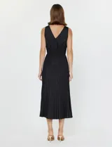 Conjunto de buzo y vestido negro marca Current Air. El vestido es de satén con escote en V y falda plisada. El buzo es de tejido calado, liviano y delicado.