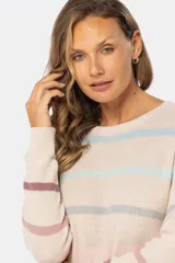 Buzo de tejido fino color blanco con rayas horizontales de colores pastel, confeccionado en algodón.