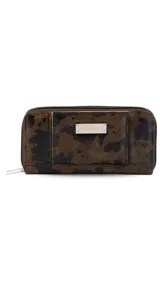 Billetera larga color marrón oscuro con estampado que simula manchas de leopardo o camuflado en tonos más oscuros. Presenta cierre perimetral y una placa metálica con el nombre "LINCOLN'S" en el frente.