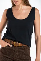 Musculosa negra ajustada al cuerpo, confeccionada en algodón peinado.