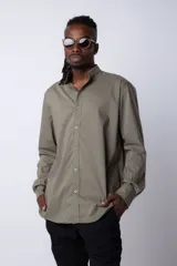 Camisa negra de manga larga con cuello mao y corte clásico.