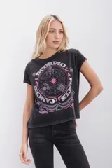 Remera negra con efecto gastado, de calce regular y mangas cortas. Estampado esotérico con detalles en foil y tinta a contratono.