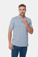 Remera polo de jersey con diseño de rayas en colores azul y gris, de manga corta.