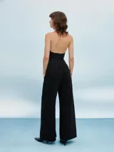 Body negro con escote halter y espalda descubierta.