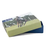 Billetera negra de símil cuero con banda elástica horizontal blanca. Interior con doble compartimento para billetes, visor y tarjeteros.