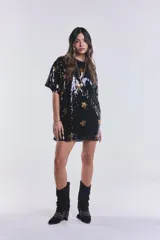 Remerón vestido negro con lentejuelas y estampado de estrellas doradas.
