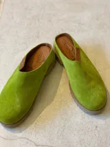 Zapatos planos color azul con diseño cómodo y suela de goma.