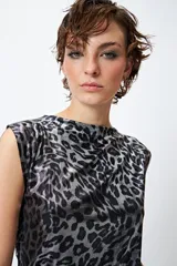 Top plateado con estampado animal print, sin mangas y cuello recto.