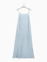 Vestido largo celeste con breteles finos.