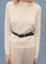 Sweater lila de cashmere con cuello redondo y mangas largas.
