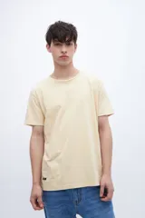 Remera negra de algodón, de corte recto y manga corta.