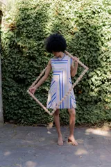 Vestido corto sin mangas con estampado a rayas verticales en tonos pastel.