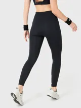 Calza deportiva negra con cintura alta ajustable con cordón, bolsillos laterales y logo estampado en la pierna.