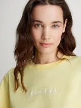 Remera amarilla de algodón con logo de Calvin Klein bordado en el centro del pecho.