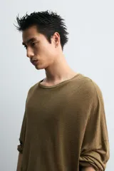 Camiseta verde militar de manga larga, corte holgado y cuello redondo.