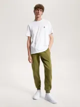 Pantalón de jogging verde oliva de corte cónico, con cintura elástica ajustable con cordón, bolsillos laterales ribeteados, bolsillo trasero de ojal y monograma TH bordado en el lateral.